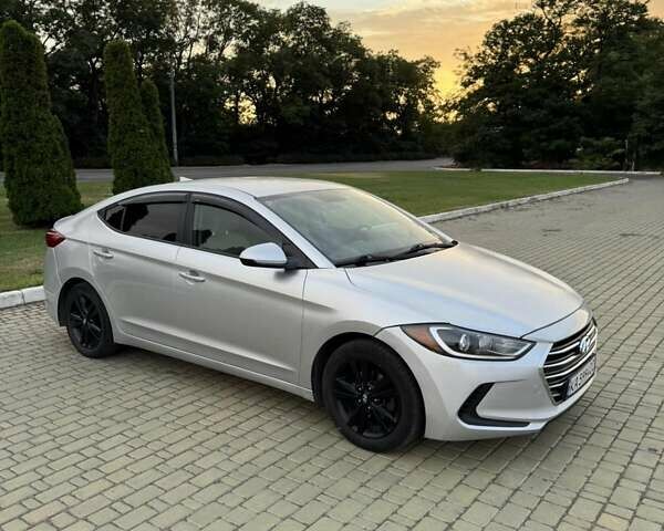 Серый Хендай Элантра, объемом двигателя 2 л и пробегом 180 тыс. км за 9500 $, фото 1 на Automoto.ua