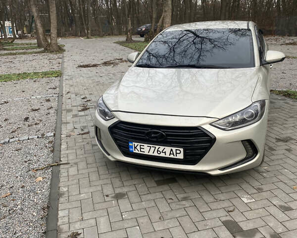 Серый Хендай Элантра, объемом двигателя 2 л и пробегом 205 тыс. км за 10999 $, фото 1 на Automoto.ua