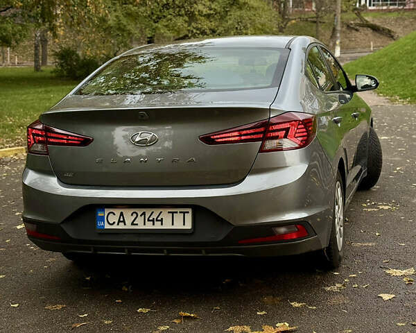 Серый Хендай Элантра, объемом двигателя 2 л и пробегом 142 тыс. км за 13000 $, фото 1 на Automoto.ua