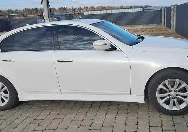 Белый Хендай Генезис, объемом двигателя 3.8 л и пробегом 250 тыс. км за 8000 $, фото 1 на Automoto.ua