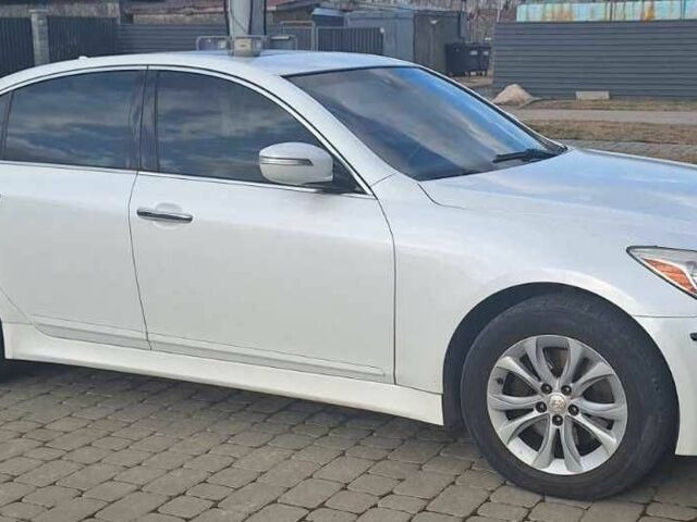 Белый Хендай Генезис, объемом двигателя 3.8 л и пробегом 250 тыс. км за 8000 $, фото 1 на Automoto.ua