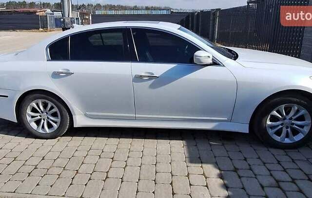 Білий Хендай Генезис, об'ємом двигуна 3.78 л та пробігом 250 тис. км за 8000 $, фото 1 на Automoto.ua