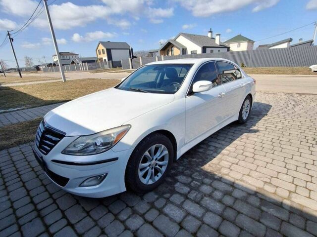 Белый Хендай Генезис, объемом двигателя 3.8 л и пробегом 250 тыс. км за 8000 $, фото 1 на Automoto.ua