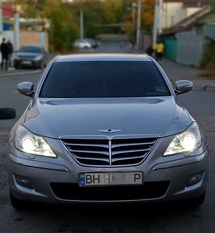 Сірий Хендай Генезис, об'ємом двигуна 3.8 л та пробігом 320 тис. км за 9800 $, фото 1 на Automoto.ua