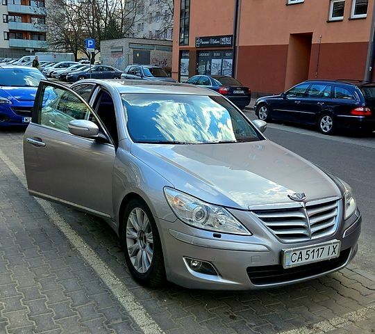 Сірий Хендай Генезис, об'ємом двигуна 3.8 л та пробігом 300 тис. км за 10000 $, фото 1 на Automoto.ua