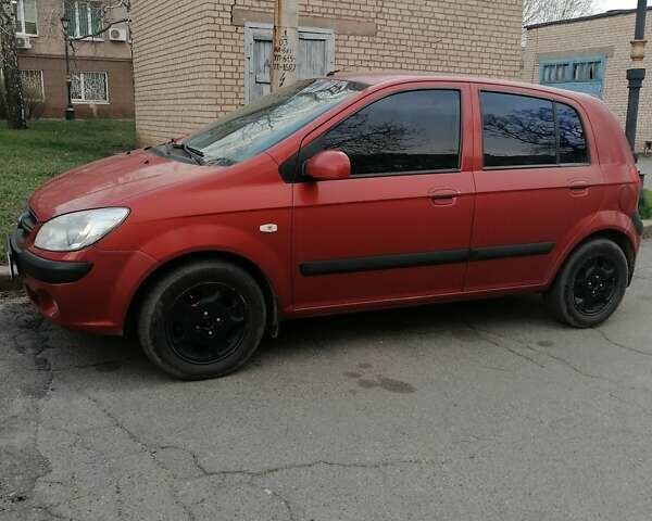 Красный Хендай Гетц, объемом двигателя 1.4 л и пробегом 300 тыс. км за 3900 $, фото 1 на Automoto.ua
