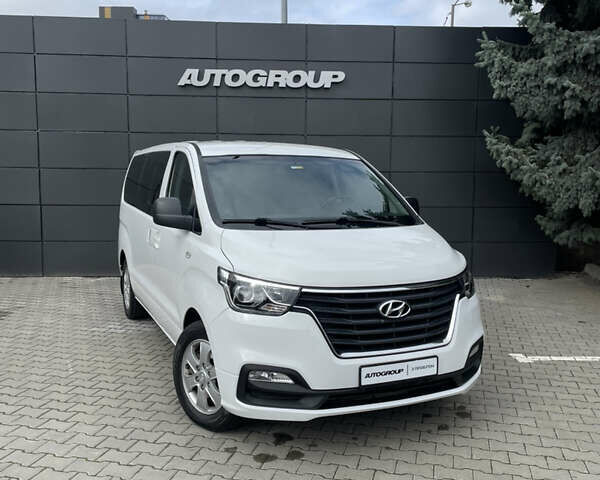 Белый Хендай Гранд Старекс, объемом двигателя 2.5 л и пробегом 70 тыс. км за 31500 $, фото 1 на Automoto.ua