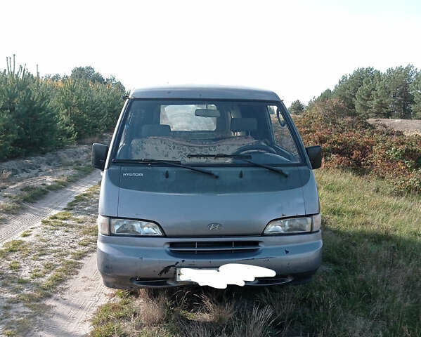 Серый Хендай Н 100 пасс, объемом двигателя 2.5 л и пробегом 285 тыс. км за 1800 $, фото 1 на Automoto.ua