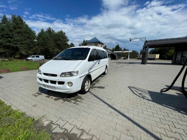 Белый Хендай Н 200, объемом двигателя 2.5 л и пробегом 355 тыс. км за 2000 $, фото 1 на Automoto.ua