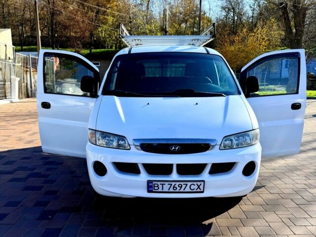 Белый Хендай Н 200, объемом двигателя 2.5 л и пробегом 135 тыс. км за 4400 $, фото 1 на Automoto.ua