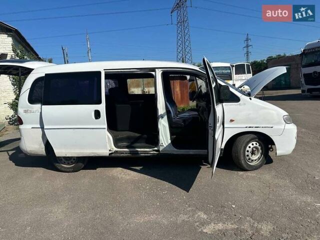 Білий Хендай Н 200, об'ємом двигуна 2.48 л та пробігом 450 тис. км за 3300 $, фото 1 на Automoto.ua