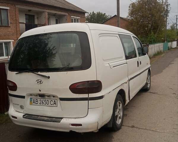 Белый Хендай Н 200, объемом двигателя 2.5 л и пробегом 244 тыс. км за 3300 $, фото 1 на Automoto.ua