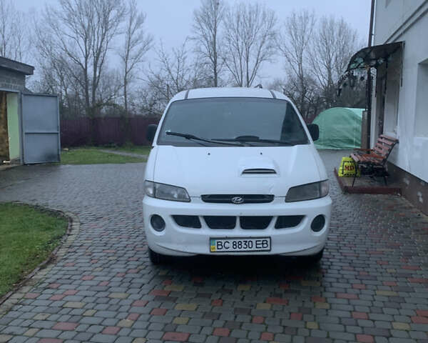 Белый Хендай Н 200, объемом двигателя 2.5 л и пробегом 410 тыс. км за 2500 $, фото 1 на Automoto.ua