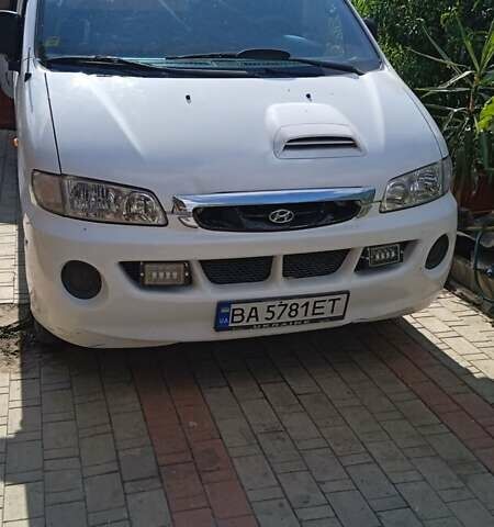 Белый Хендай Н 200, объемом двигателя 2.48 л и пробегом 350 тыс. км за 5000 $, фото 1 на Automoto.ua