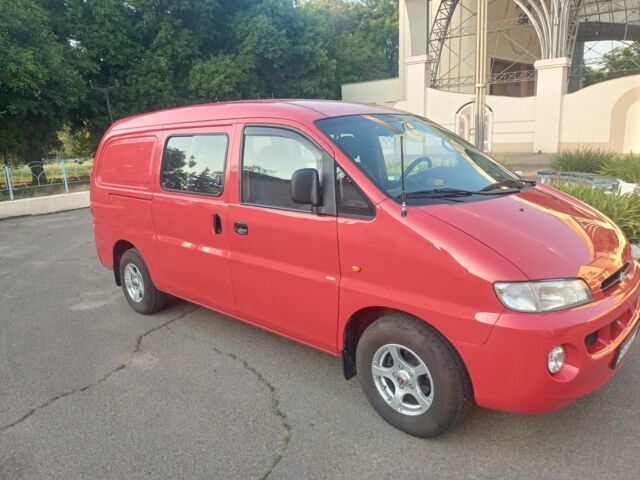 Красный Хендай Н 200, объемом двигателя 2.5 л и пробегом 262 тыс. км за 4500 $, фото 1 на Automoto.ua