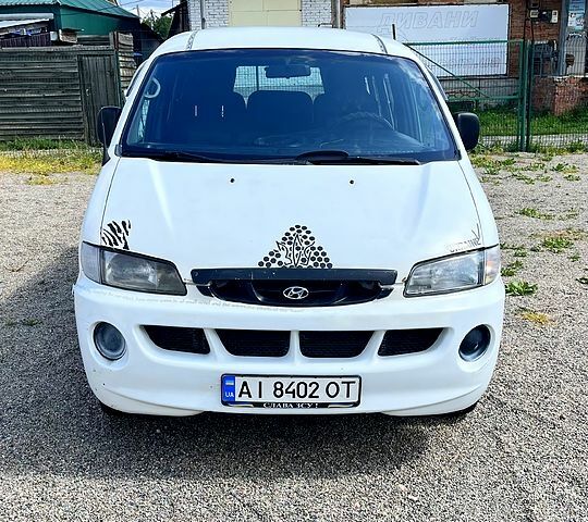 Белый Хендай Н 200 пасс., объемом двигателя 2.5 л и пробегом 300 тыс. км за 3000 $, фото 1 на Automoto.ua