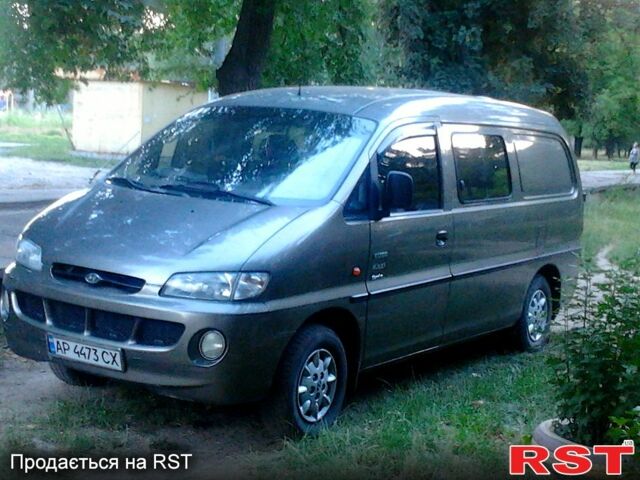 Бежевый Хендай Н 200 пасс., объемом двигателя 2.5 л и пробегом 280 тыс. км за 3500 $, фото 1 на Automoto.ua