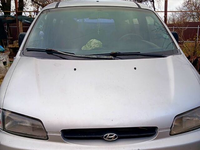 Серый Хендай Н 200 пасс., объемом двигателя 2.5 л и пробегом 620 тыс. км за 2100 $, фото 1 на Automoto.ua