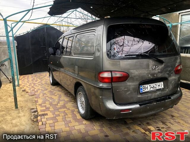 Серый Хендай Н 200 пасс., объемом двигателя 2.5 л и пробегом 0 тыс. км за 3800 $, фото 1 на Automoto.ua