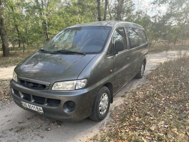 Сірий Хендай Н 200, об'ємом двигуна 2.5 л та пробігом 240 тис. км за 4000 $, фото 1 на Automoto.ua