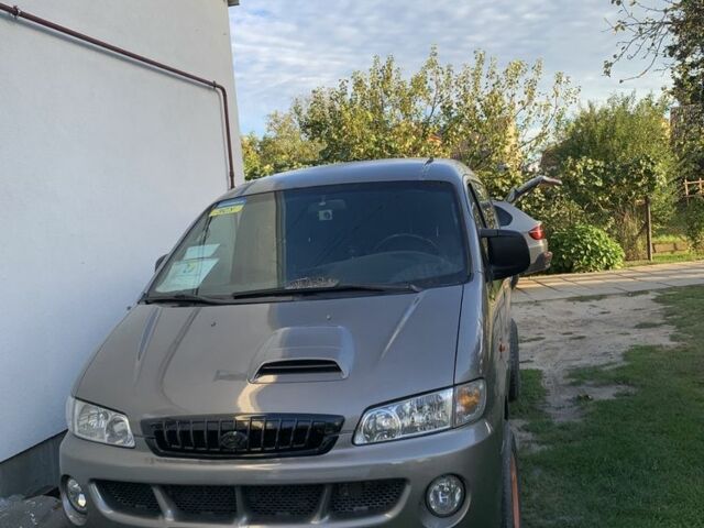 Серый Хендай Н 200, объемом двигателя 2.5 л и пробегом 230 тыс. км за 5300 $, фото 1 на Automoto.ua