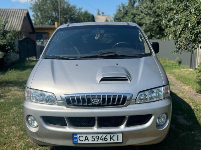 Сірий Хендай Н 200, об'ємом двигуна 2.5 л та пробігом 481 тис. км за 4500 $, фото 1 на Automoto.ua