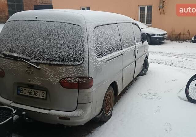 Серый Хендай Н 200, объемом двигателя 2.5 л и пробегом 290 тыс. км за 2500 $, фото 1 на Automoto.ua