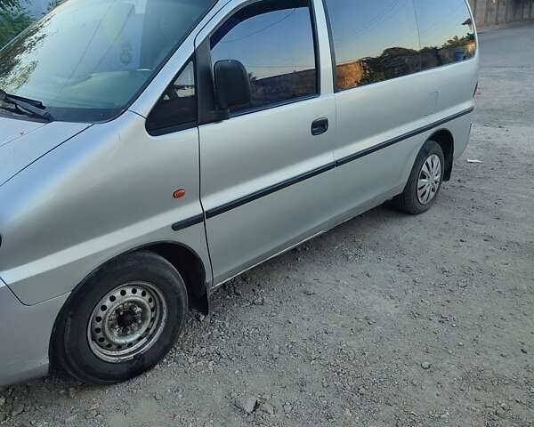 Серый Хендай Н 200, объемом двигателя 2.5 л и пробегом 590 тыс. км за 3600 $, фото 1 на Automoto.ua