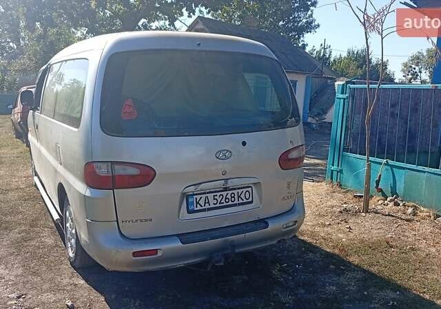Серый Хендай Н 200, объемом двигателя 2.48 л и пробегом 363 тыс. км за 3800 $, фото 1 на Automoto.ua