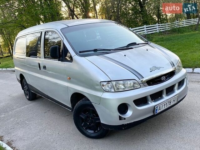 Серый Хендай Н 200, объемом двигателя 2.48 л и пробегом 300 тыс. км за 3550 $, фото 1 на Automoto.ua