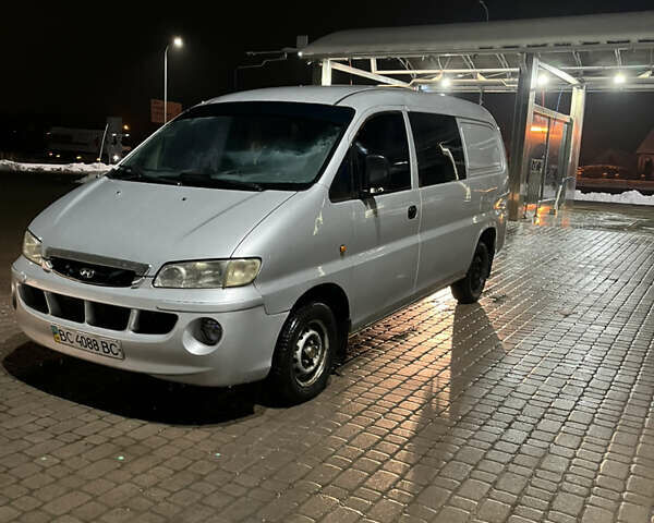 Серый Хендай Н 200, объемом двигателя 2.5 л и пробегом 380 тыс. км за 2400 $, фото 1 на Automoto.ua