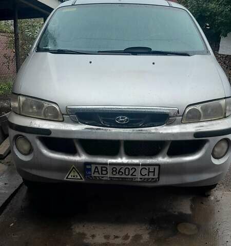 Сірий Хендай Н 200, об'ємом двигуна 2.4 л та пробігом 310 тис. км за 1000 $, фото 1 на Automoto.ua