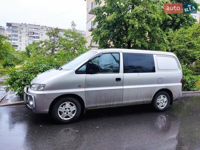 Серый Хендай Н 200, объемом двигателя 2.5 л и пробегом 337 тыс. км за 4250 $, фото 1 на Automoto.ua