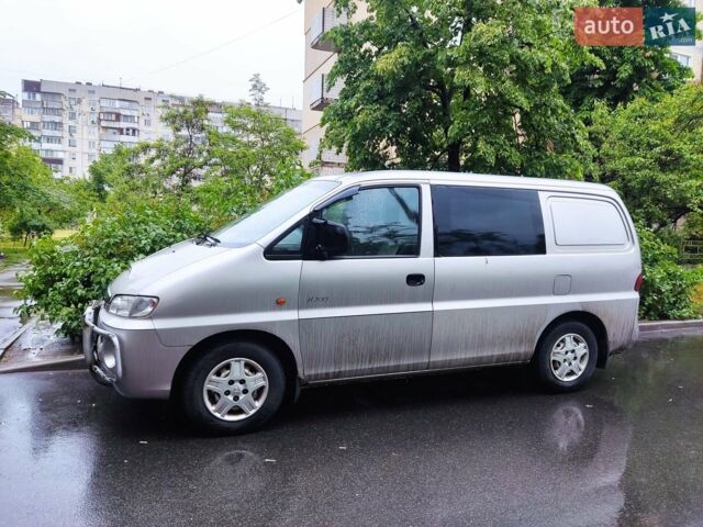 Серый Хендай Н 200, объемом двигателя 2.5 л и пробегом 337 тыс. км за 3750 $, фото 1 на Automoto.ua