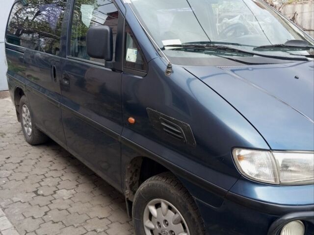 Синий Хендай Н 200, объемом двигателя 2.47 л и пробегом 300 тыс. км за 4200 $, фото 1 на Automoto.ua