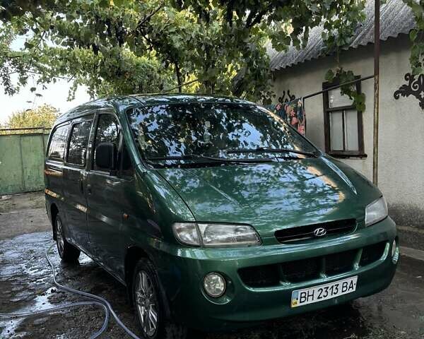 Зеленый Хендай Н 200, объемом двигателя 2.5 л и пробегом 320 тыс. км за 3700 $, фото 1 на Automoto.ua