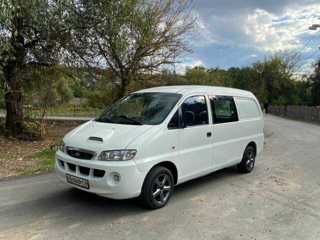 Белый Хендай Н1 (Старекс), объемом двигателя 2.5 л и пробегом 300 тыс. км за 3500 $, фото 1 на Automoto.ua