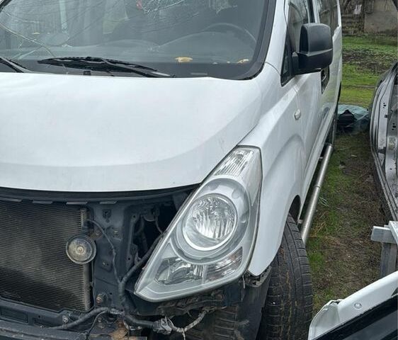 Белый Хендай Н1 (Старекс), объемом двигателя 2.5 л и пробегом 180 тыс. км за 3900 $, фото 1 на Automoto.ua