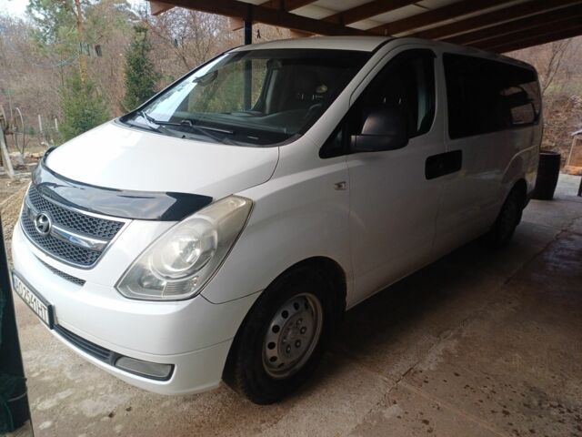 Белый Хендай Н1 (Старекс), объемом двигателя 2.5 л и пробегом 360 тыс. км за 7500 $, фото 1 на Automoto.ua