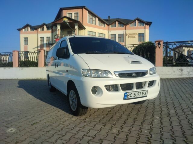 Белый Хендай Н1 (Старекс), объемом двигателя 2.5 л и пробегом 250 тыс. км за 4650 $, фото 1 на Automoto.ua