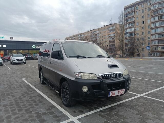 Серый Хендай Н1 (Старекс), объемом двигателя 2.5 л и пробегом 300 тыс. км за 4600 $, фото 1 на Automoto.ua