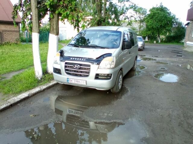 Серый Хендай Н1 (Старекс), объемом двигателя 2.4 л и пробегом 210 тыс. км за 4099 $, фото 1 на Automoto.ua