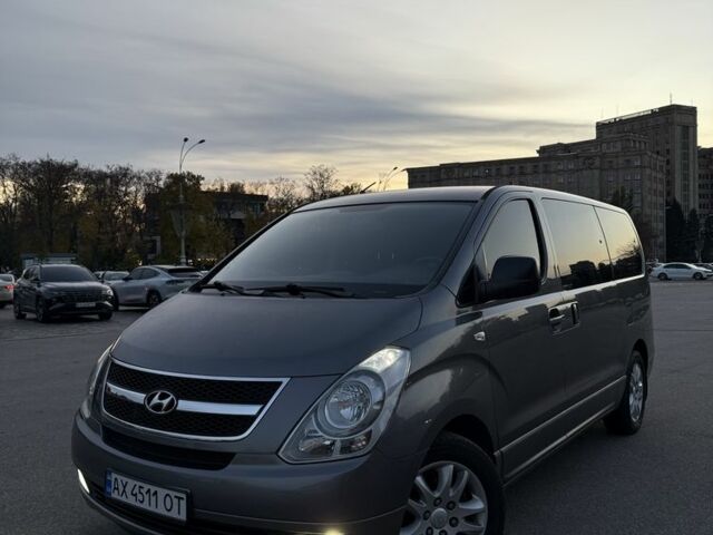 Серый Хендай Н1 (Старекс), объемом двигателя 2.5 л и пробегом 219 тыс. км за 10000 $, фото 1 на Automoto.ua