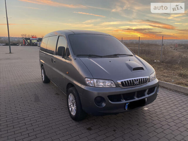 Сірий Хендай Н1 пас., об'ємом двигуна 2.5 л та пробігом 215 тис. км за 6400 $, фото 1 на Automoto.ua