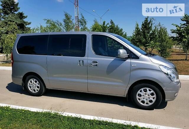 Сірий Хендай Н1 пас., об'ємом двигуна 2.5 л та пробігом 128 тис. км за 16400 $, фото 1 на Automoto.ua