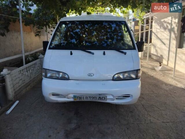 Белый Хендай Н 100, объемом двигателя 2.5 л и пробегом 330 тыс. км за 2000 $, фото 1 на Automoto.ua