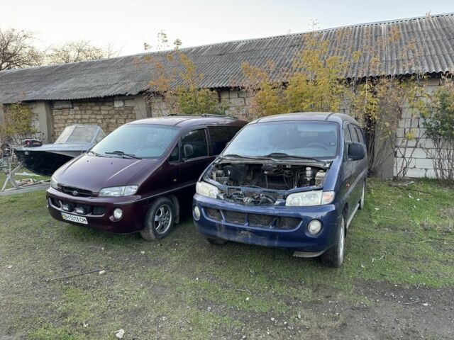 Красный Хендай Н 100, объемом двигателя 2.5 л и пробегом 300 тыс. км за 4000 $, фото 1 на Automoto.ua