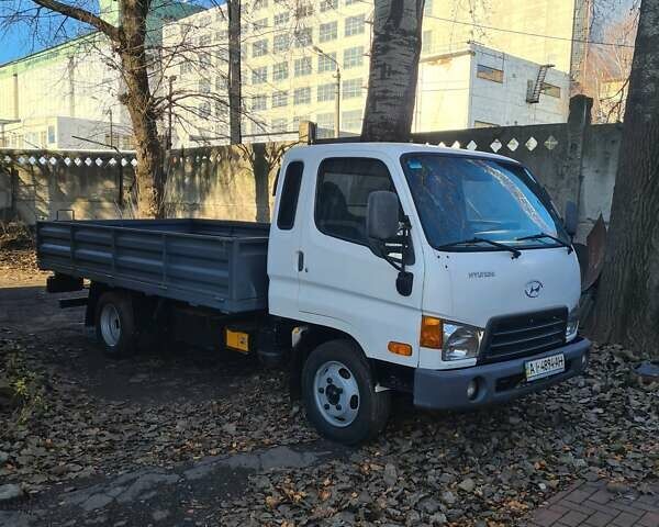 Белый Хендай НД 65, объемом двигателя 3.3 л и пробегом 215 тыс. км за 9500 $, фото 1 на Automoto.ua