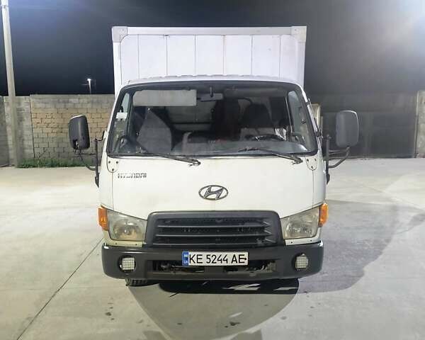 Белый Хендай НД 65, объемом двигателя 3.3 л и пробегом 460 тыс. км за 7000 $, фото 1 на Automoto.ua