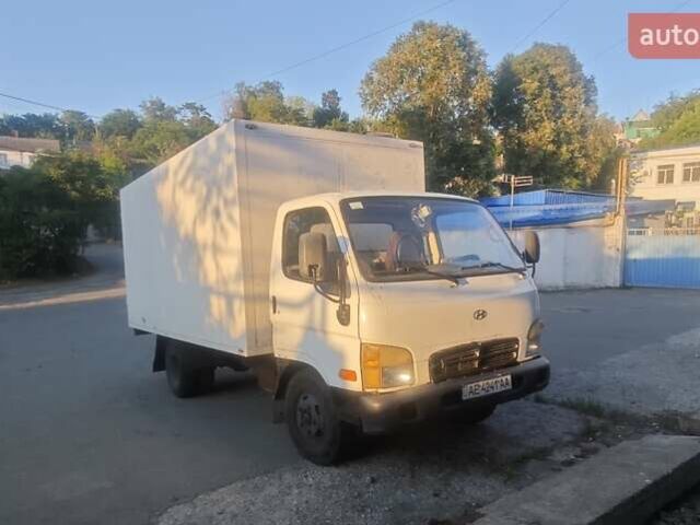 Белый Хендай НД 65, объемом двигателя 3.6 л и пробегом 250 тыс. км за 4800 $, фото 1 на Automoto.ua